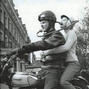 50年代的美女们，躲过刺杀后的笑容！珍贵的老照片
