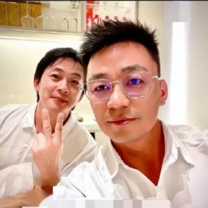 王宝强近照大改往日形象 金边眼镜白衬衫斯文又精致